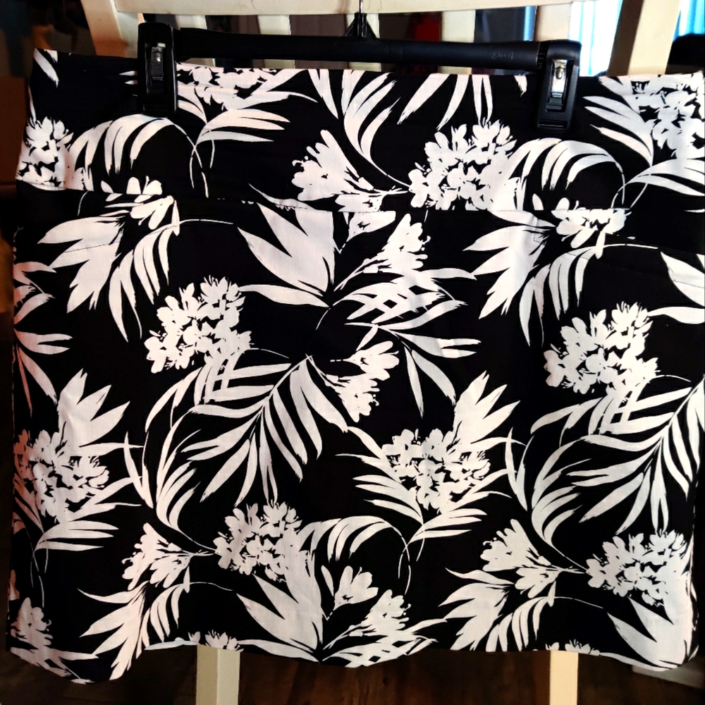 NWOT Black/White Tropical Skort